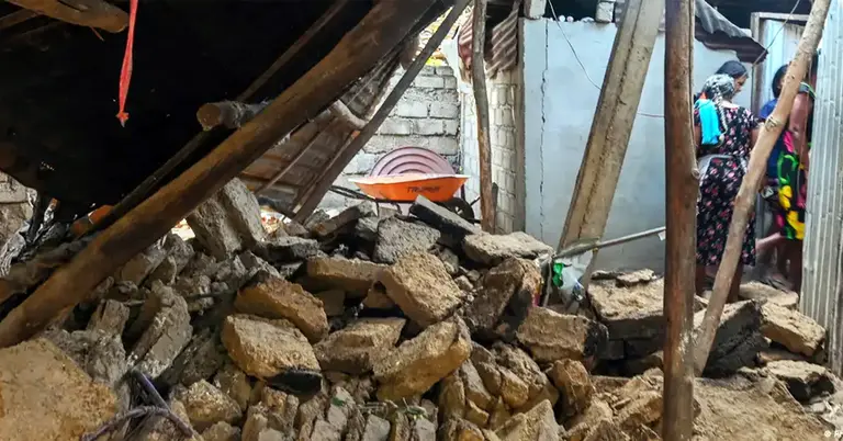 ৬ দশমিক ৫ মাত্রার ভূমিকম্পে একাধিক বাড়ি ভেঙ্গে পরে